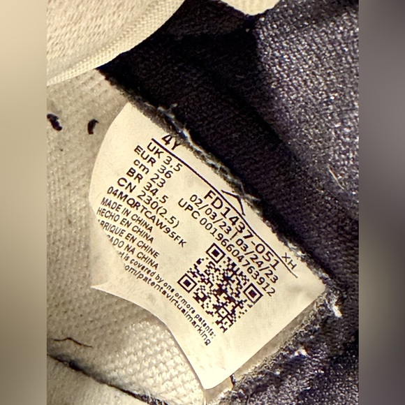 AIR JORDAN 1 RETRO HIGH OG GS
"WASHED BLACK" 4Y - Picture 7 of 8